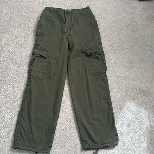 Womens Levi’s cargo pant in camo green